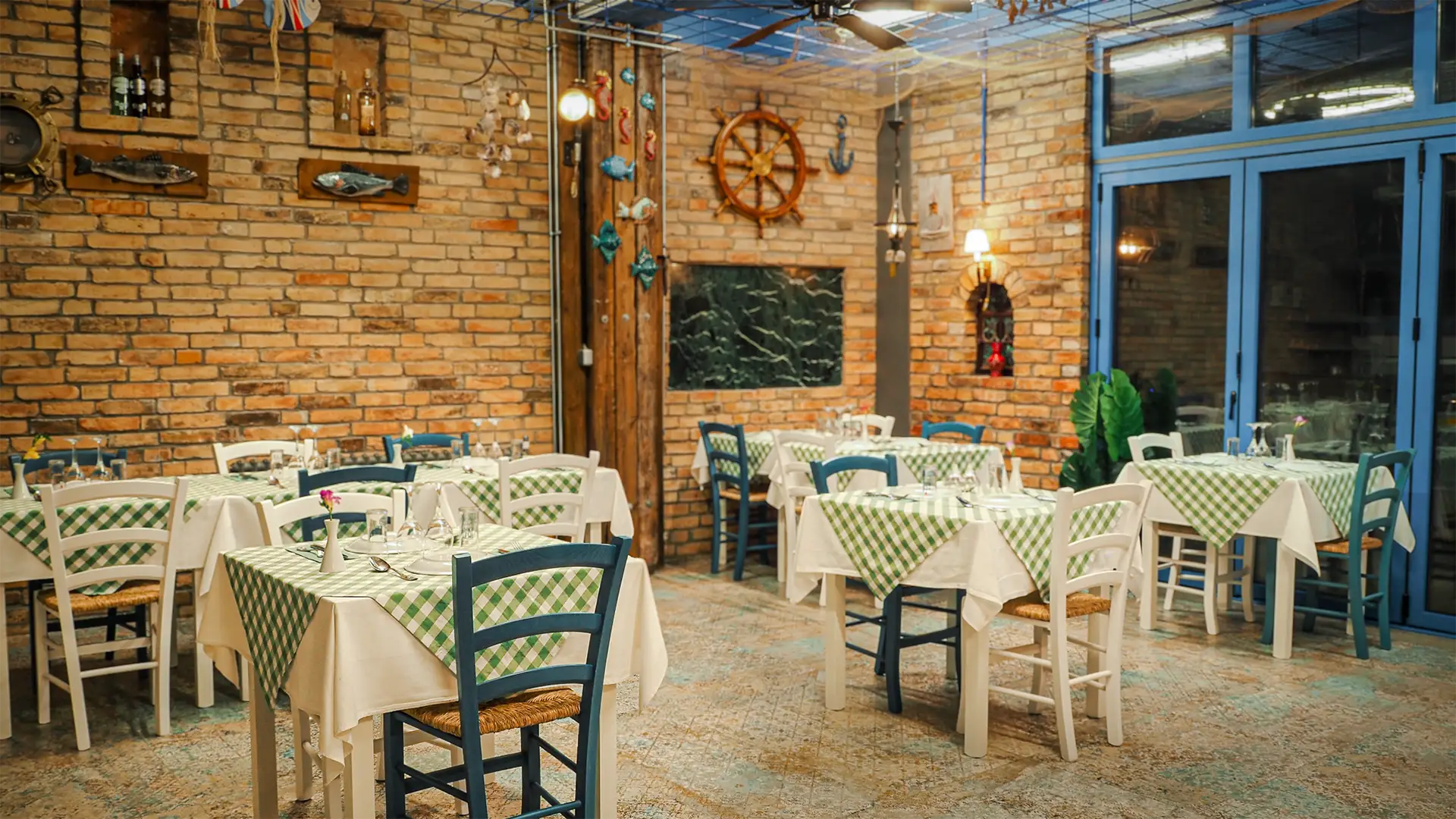 Eventlocation Berlin – Integrierter Gastronomiebereich im XELOR Kesselhaus mit Backsteinarchitektur