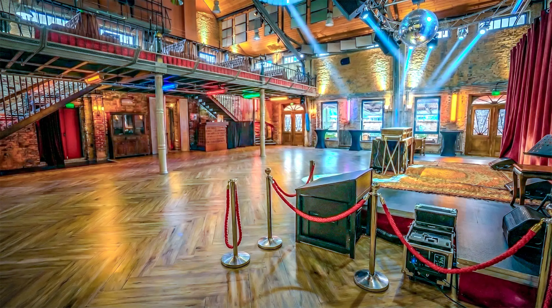 Eventlocation Berlin Innenansicht: Main Hall mit professioneller Lichttechnik im XELOR Kesselhaus