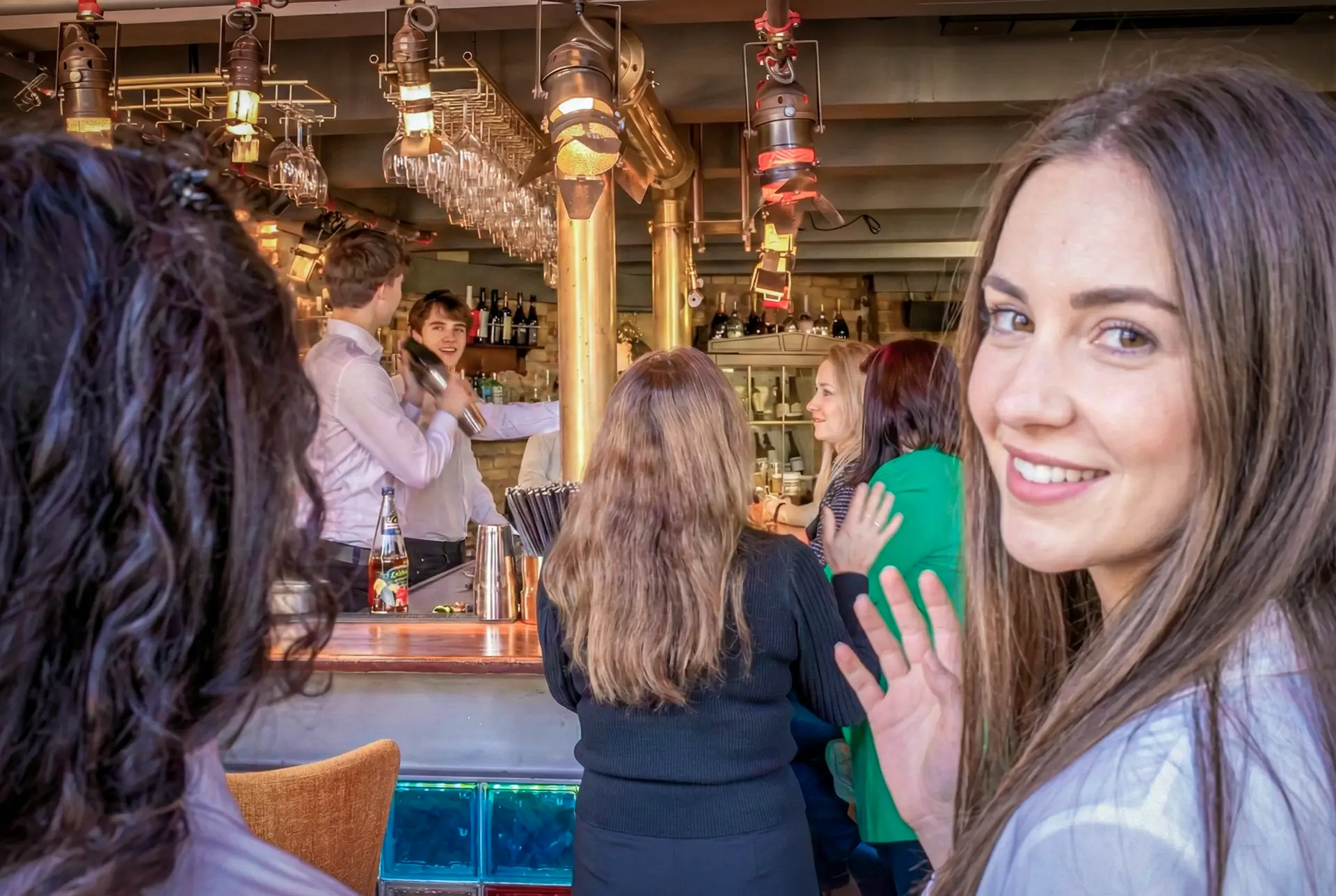 Veranstaltungsort Berlin: Herzliches Service‑Personal beim Sektempfang im XELOR Kesselhaus Berlin