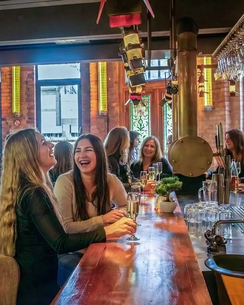 Entspannte Networking Atmosphäre beim Empfang