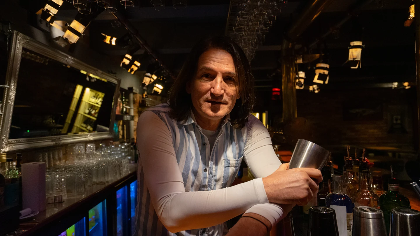 Eine Person arbeitet mit einem Cocktailshaker an der Bar im XELOR Kesselhaus.