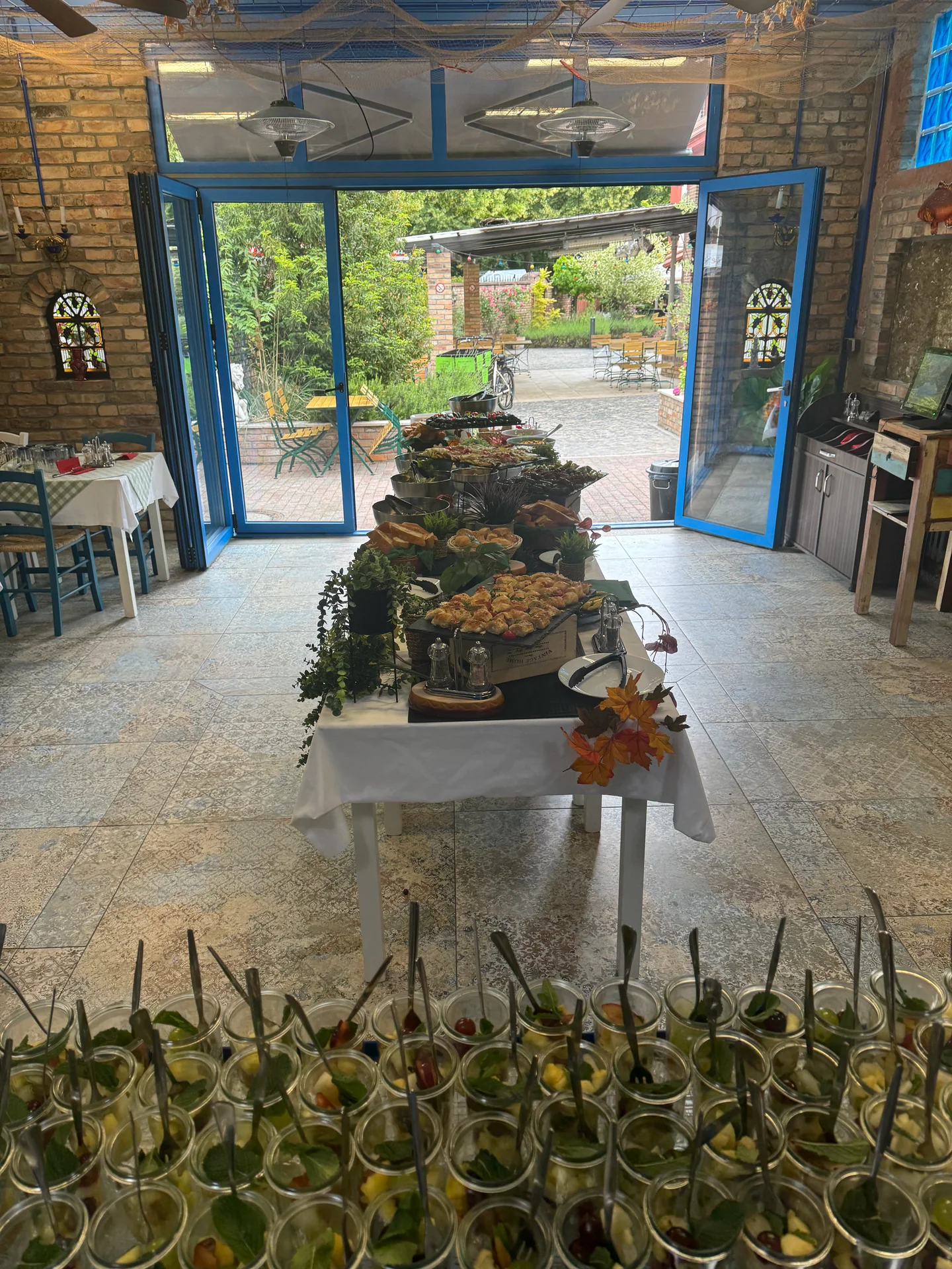 Buffet im XELOR Kesselhaus vor dem offenen Zugang zum begrünten Hof.