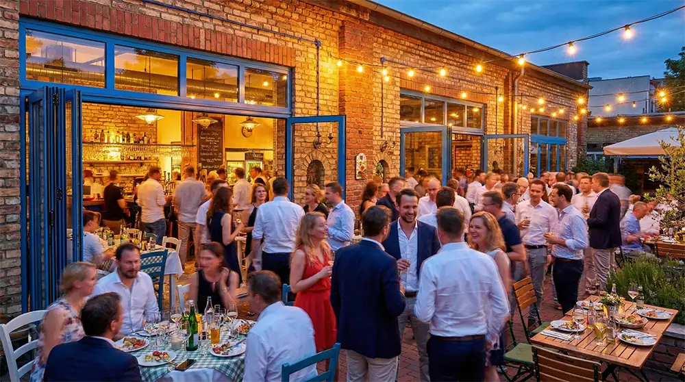 Volle Terrasse in der Sommerfest Location Berlin XELOR Kesselhaus Berlin bei einem Outdoor Event am Abend.