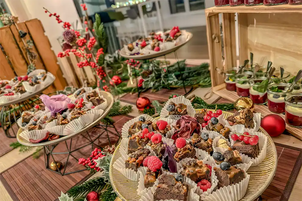 Weihnachtsfeier Location Berlin - Festliches Buffet Setup im XELOR Kesselhaus Berlin